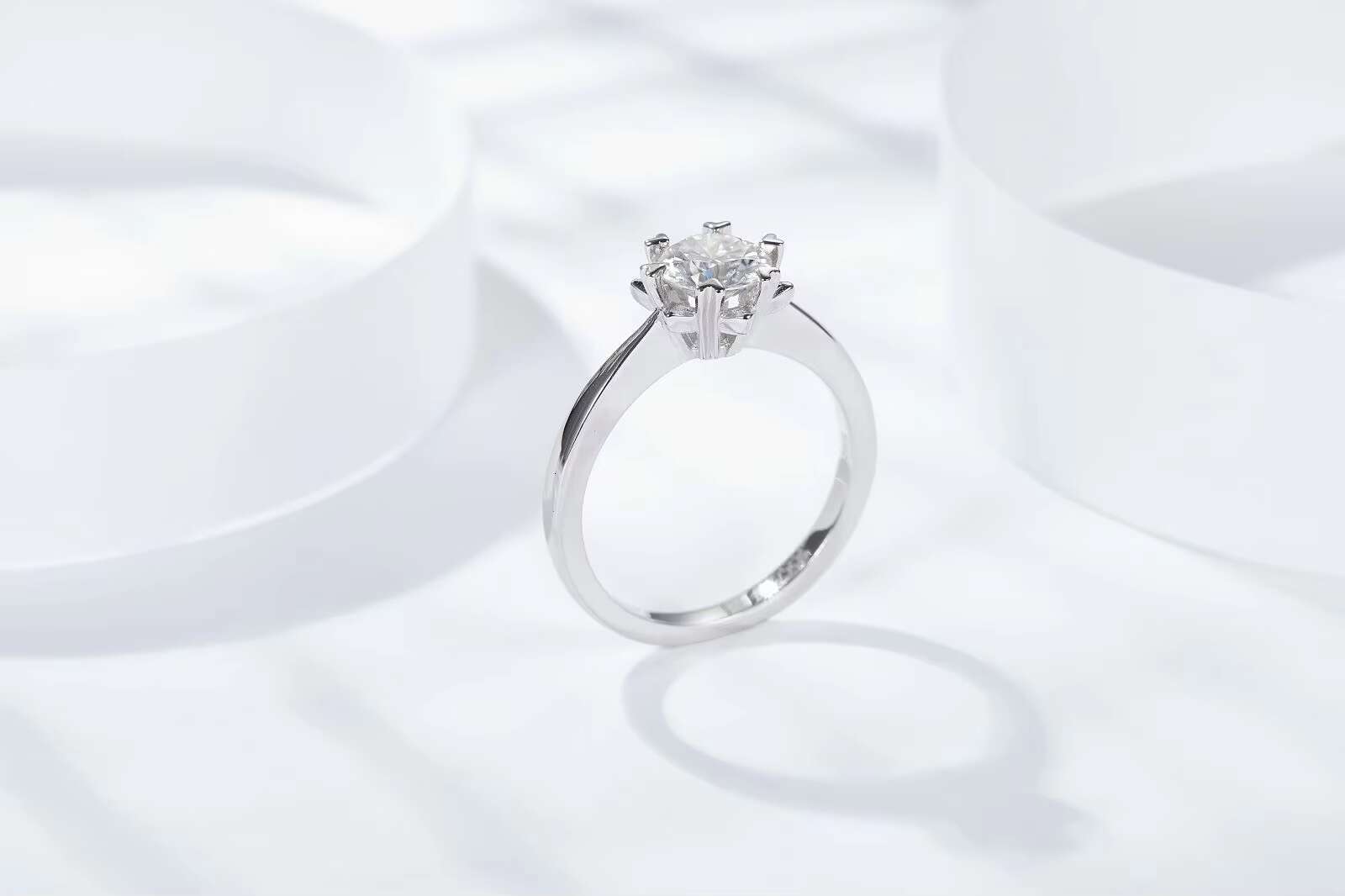 Custom Made 1CT 6.5mm Lab Diamond Moissanite Engagement Ring VVS Clarity Sterling Silver for Weddings Gifts Parties