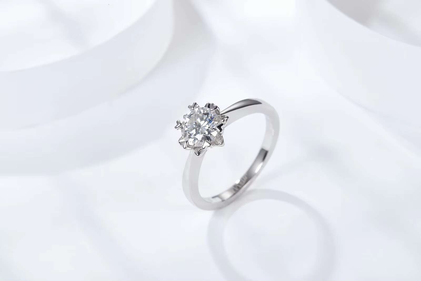 Custom Made 1CT 6.5mm Lab Diamond Moissanite Engagement Ring VVS Clarity Sterling Silver for Weddings Gifts Parties