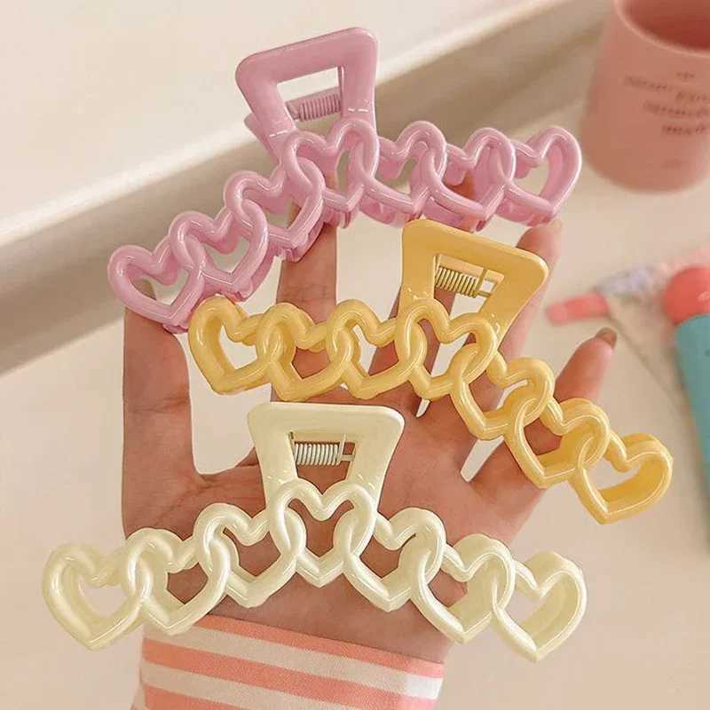 New colorful love heart-shaped hair claw clip cream colored shark clip heart-shaped ponytail hair fluffy sweetness wearing hair accessoriesT250425