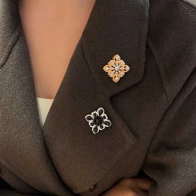 French Fashion Vintage Pearl Brooch for Womens Chest Flower Niche Design Coat Suit Pin Accessories Jewelry Trend J251125