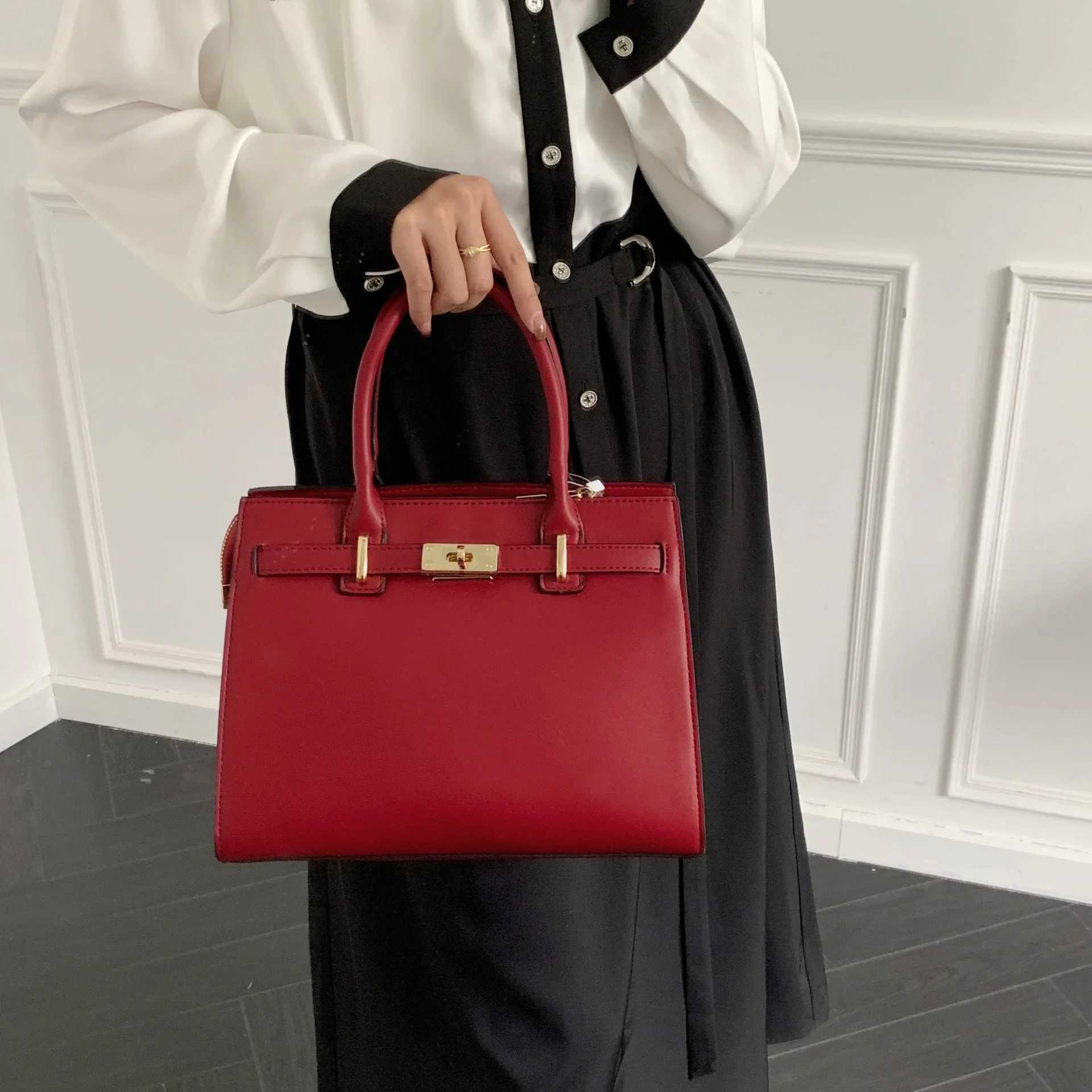 Large Capacity Crossbody Bag for Mom Midlife Handbag Wedding Celebration Red Suitable for Grandma Style and Trend W250425