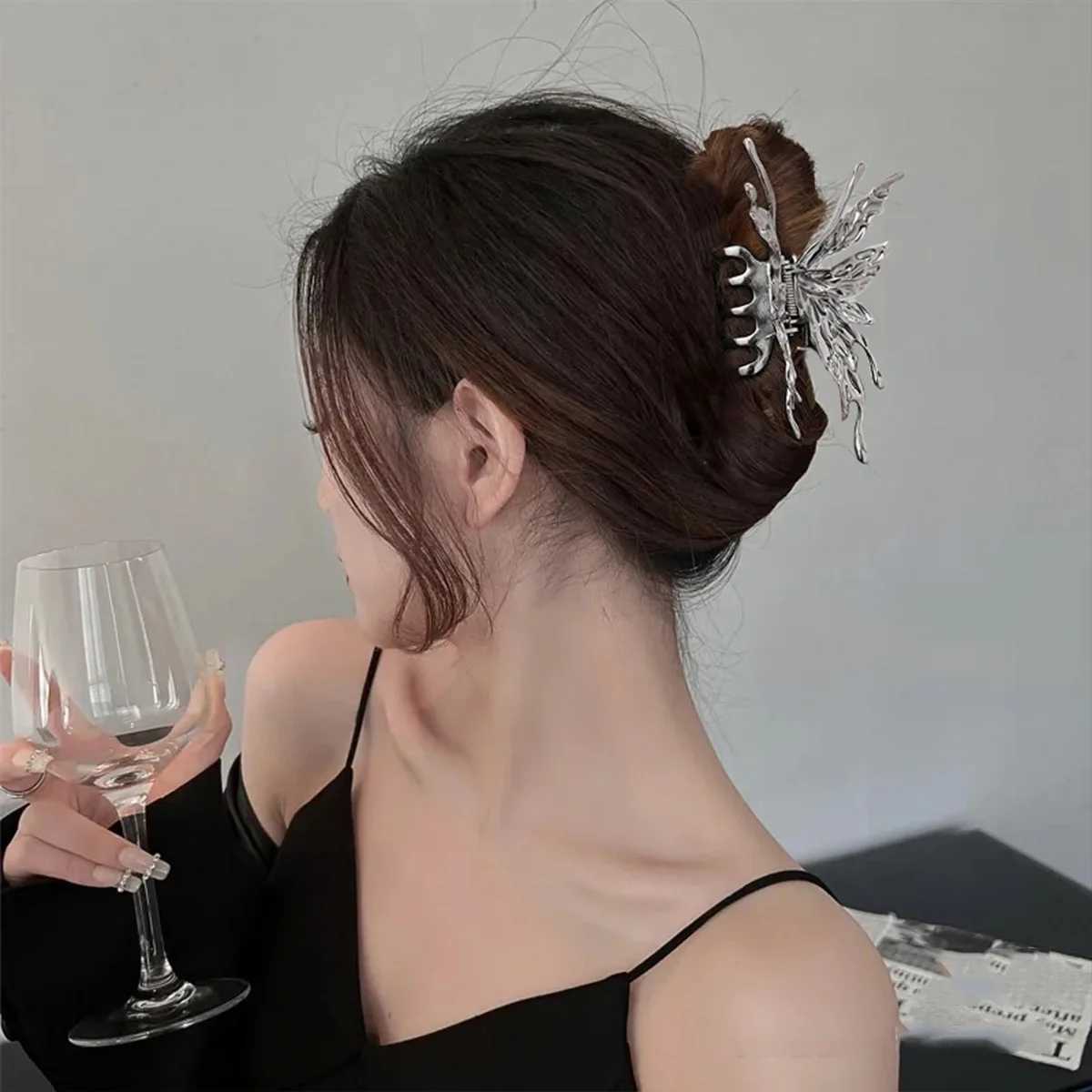 Butterfly hair clip womens temperature 2023 new simple headband metal pleated hair claws personalized hair accessoriesT250425