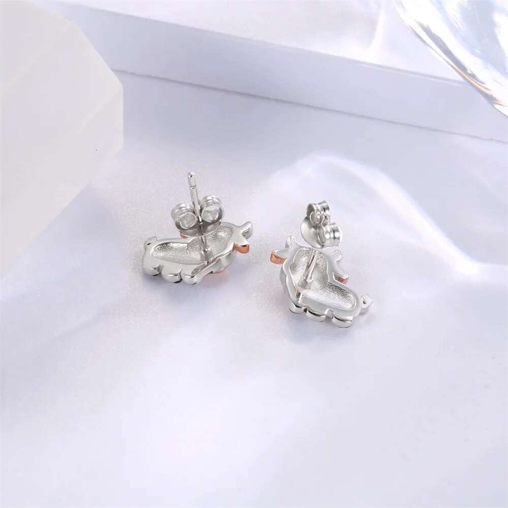 Design New Cute Cow Earring Sier Plated Enamel Ear Studs Jewelry For Girl Woman Animal Lovers Eardrop Party Gift