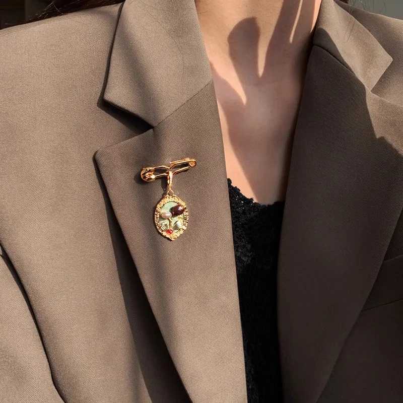 Green Oil Painting Natural Baroque pearl Brooch for Womens High-end Dual-use Fashion Banquet Formal Occasion Accessories J251125