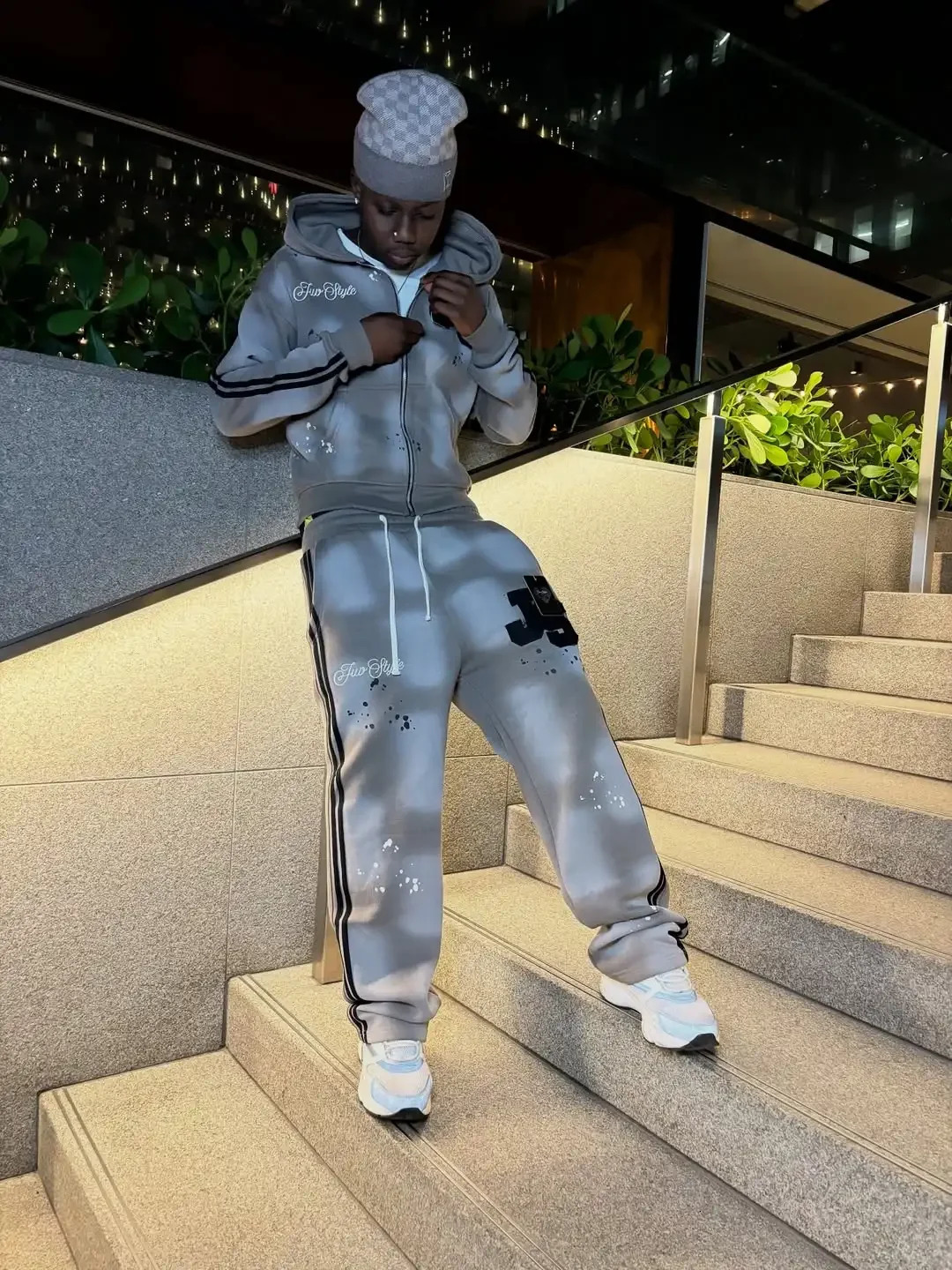 Y2K Street Hip Hop Fashion Light Grey Classic Stripe 3D Alphabet Splicing Sports Set Harajuku Fashion Set Mens Wear 251124 - view 4