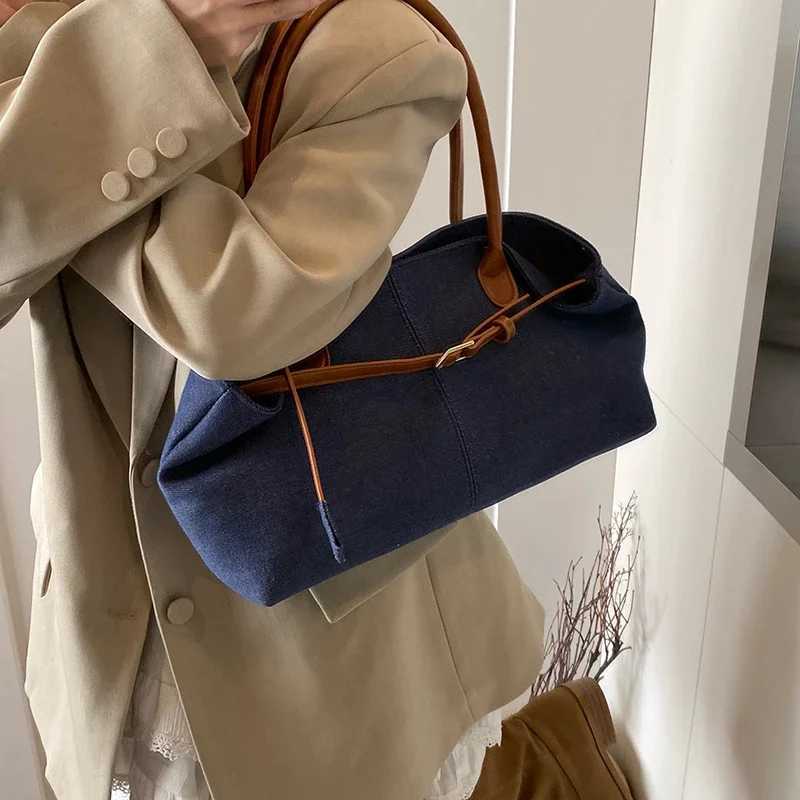 A simple and casual large capacity single shoulder handbag suitable for womens new fashion and universal handbags in 2025 W250421