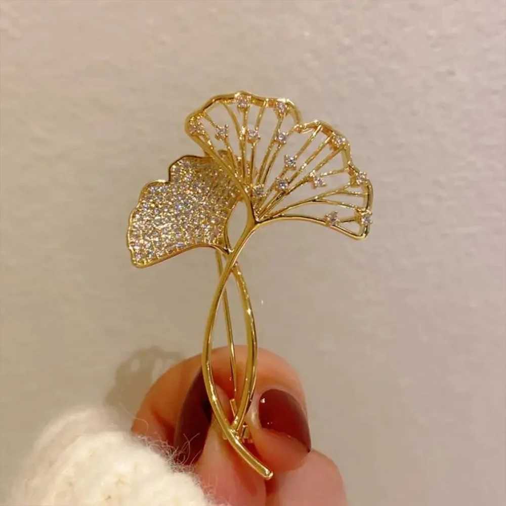Retro Elegant Ginkgo Leaf Brooches For Women Fashion Rhinestone Flower Plant Lapel Pins Wedding Party Corsage Bijoux De Luxe J251125