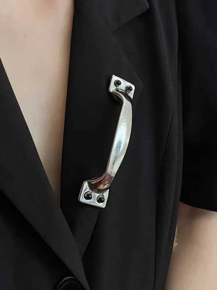 Chic Metal Door Handle Broochs for Women Lady Trendy Unique Creative Suit Corsage Party Jewelry Pin Accessory J251125