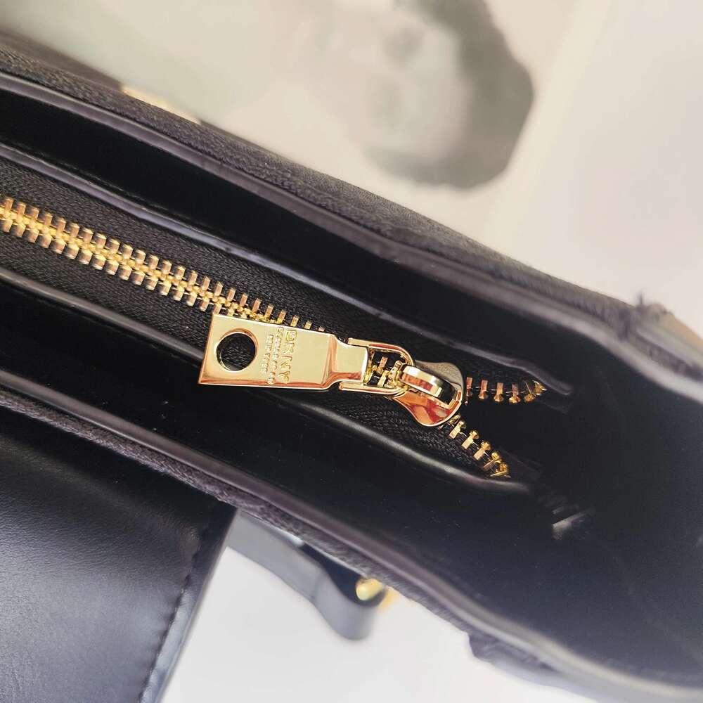 Premium Feeling Classic Vintage Letter Design Ladies Multifunctional Ocn Handbag Suitable for Women Daily Casual Clutch Bag