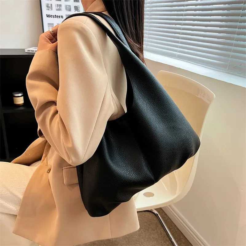 2024 New Fashion Simple Shoulder Bag Large Capacity Commuter Womens Soft Synthetic Leather Zipper Free Neutral Minimum Value W250425