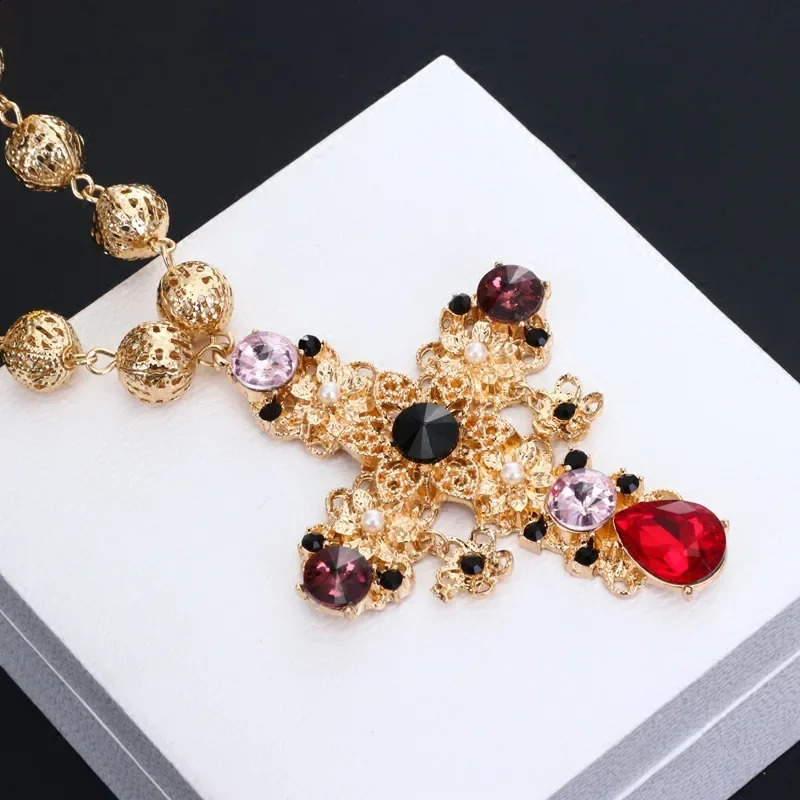 Baroque Cross Holloway Crystal Antique Necklace the leading style womens necklace in fashion shows sweater chain 250408CJ