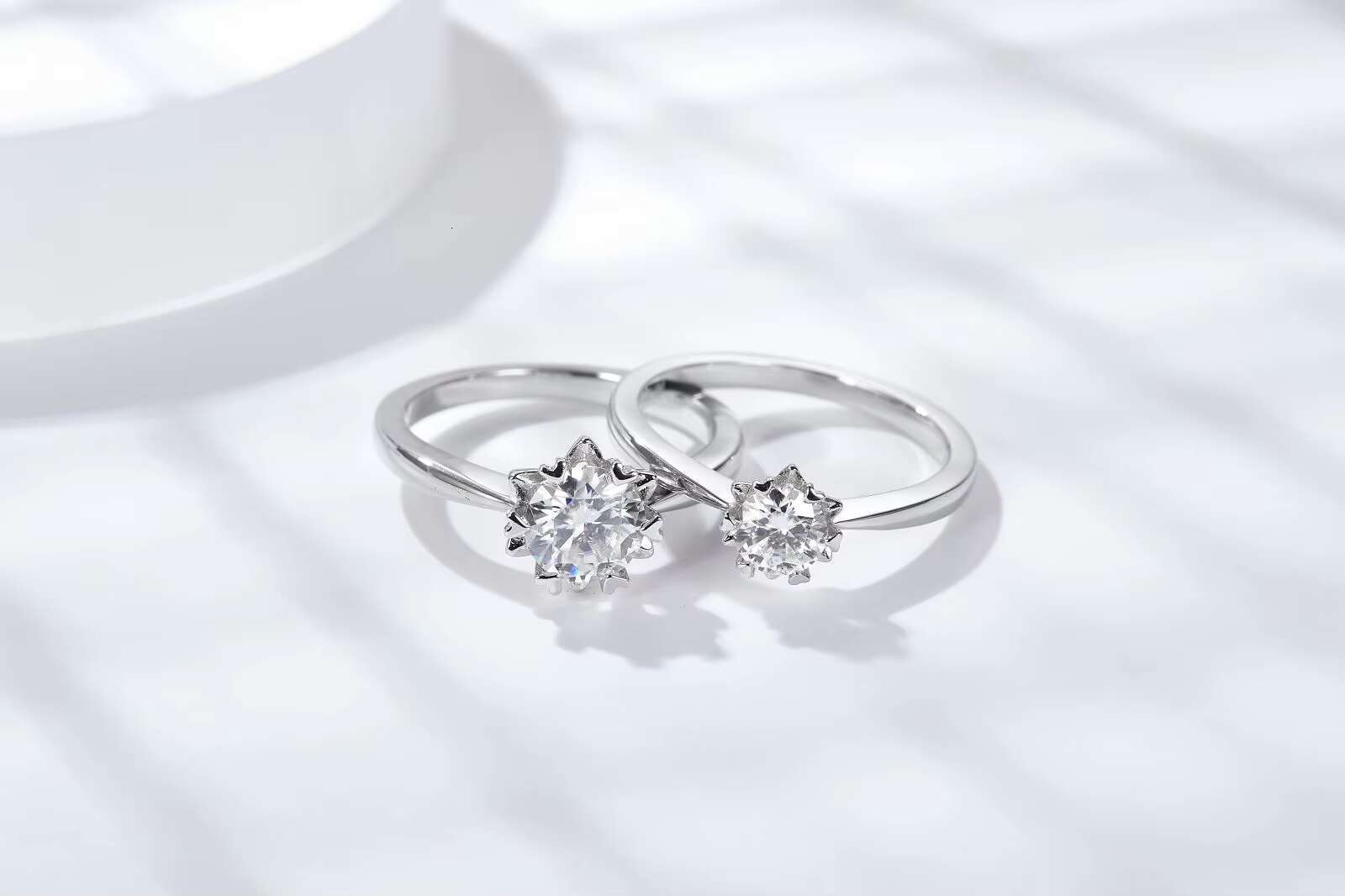 Custom Made 1CT 6.5mm Lab Diamond Moissanite Engagement Ring VVS Clarity Sterling Silver for Weddings Gifts Parties