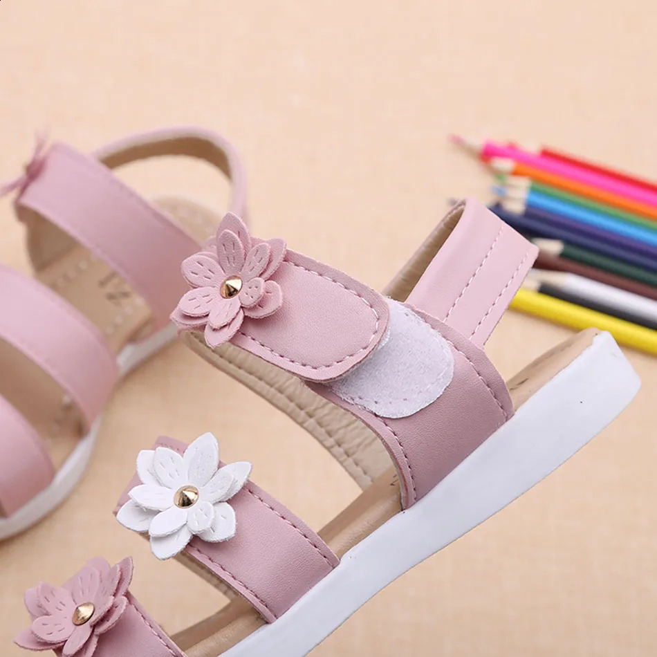 Little girls summer casual sandals with three flower details childrens Roman beach shoes fashionable beach experience childrens adventure 250424