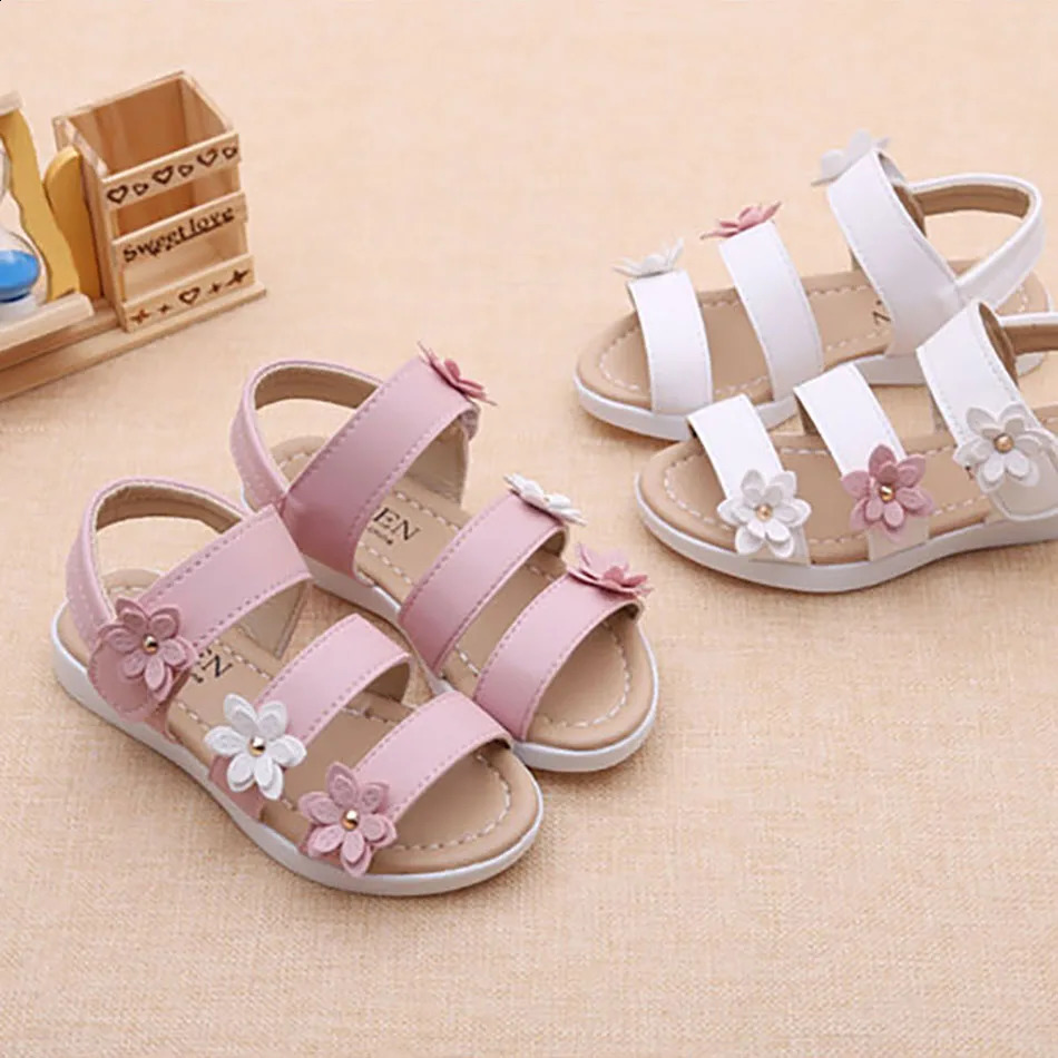 Little girls summer casual sandals with three flower details childrens Roman beach shoes fashionable beach experience childrens adventure 250424