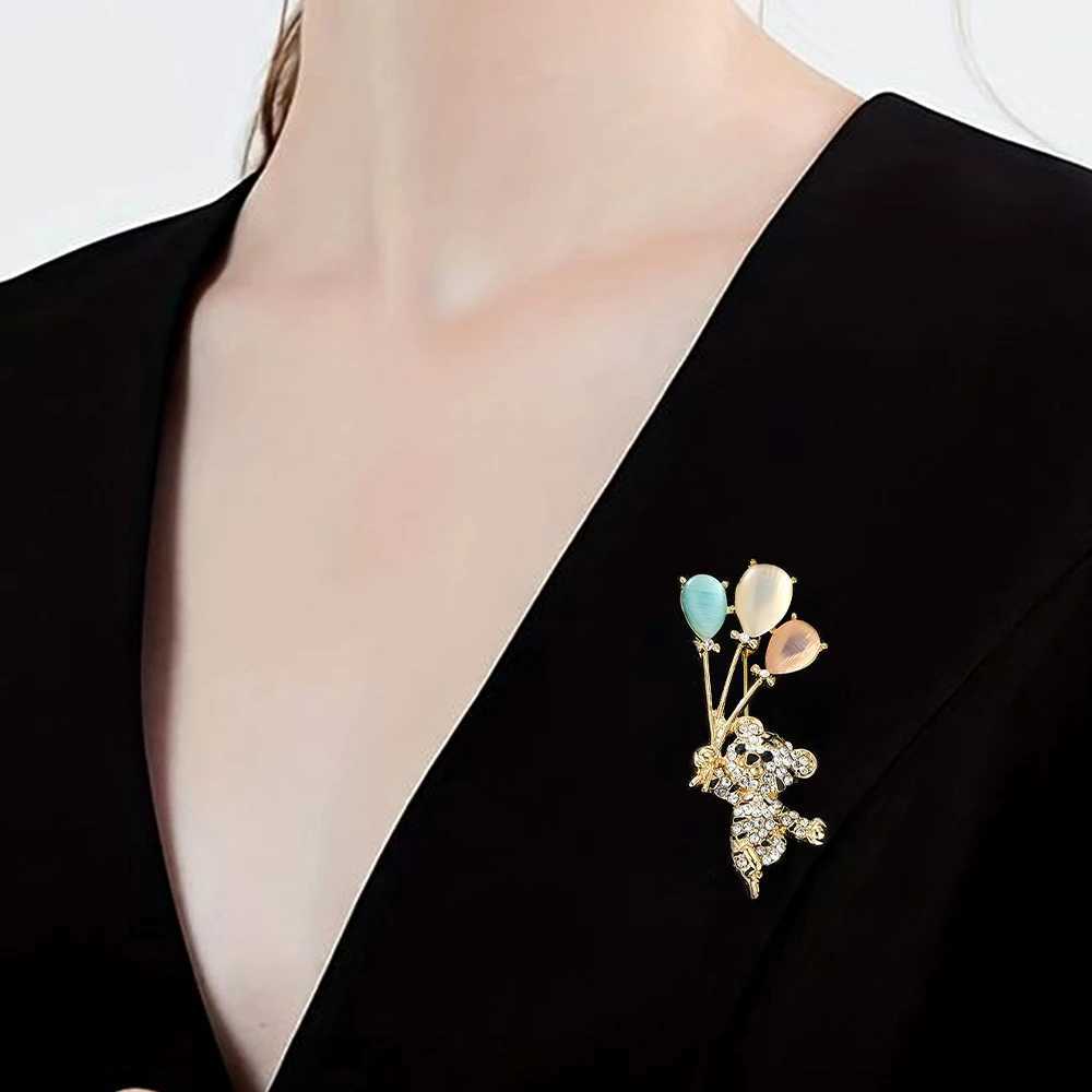 Pretty Tiger Hold Balloon Crystal Lapel Pins Dazzling Opal Airballoon Rhinestone Brooches Cheap Women Jewelry J251125