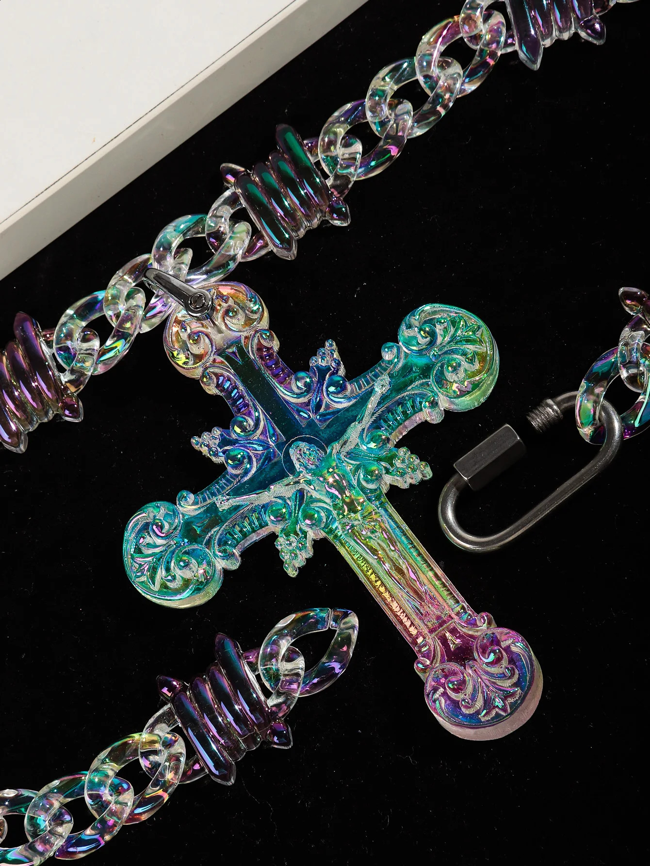 Iridescent Clear Big Jesus Christ Cross Acrylic Pendant Necklace for Women Men HipHop Barbed Wire Chain Necklace Jewelry Gift 251017