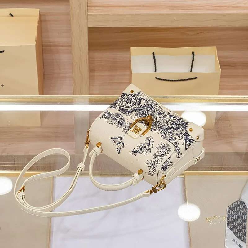 Brand Women's Handbag 2025 Autumn And Winter New High-End Designer Fashionable Single Shoulder Crossbody Small Square Bag