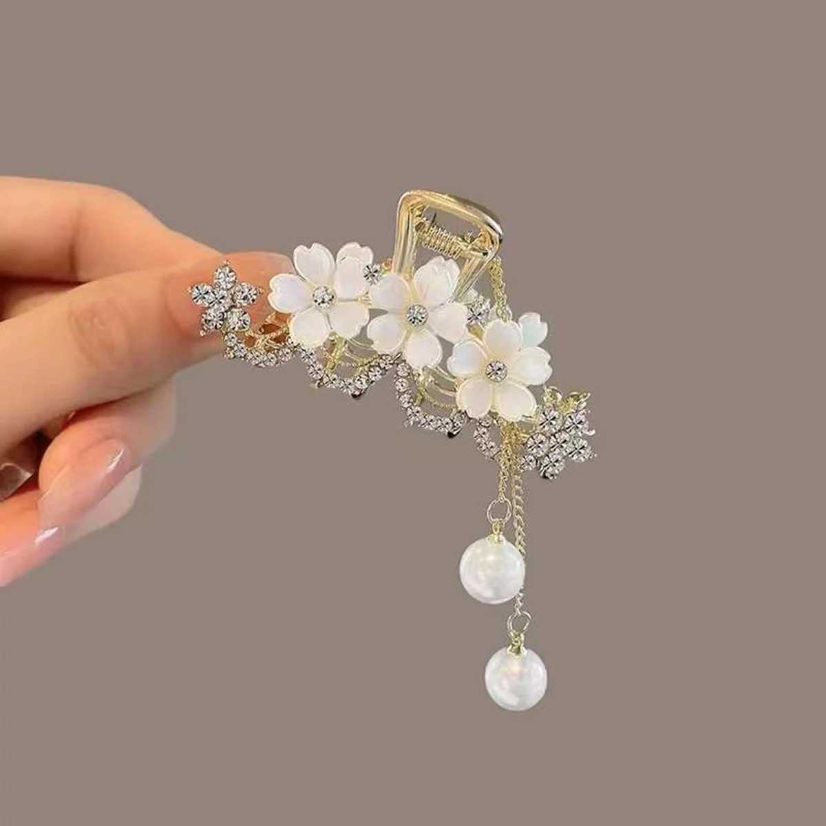 1 fashionable and elegant Exqusite crystal flower pearl tassel hair claw suitable for womens party small ponytail hair accessoriesT250425