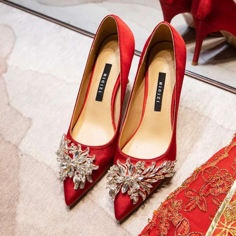 Spring new pointed shallow and silk crystal wedding shoes thin high-heeled banquet dress large small size women's shoe
