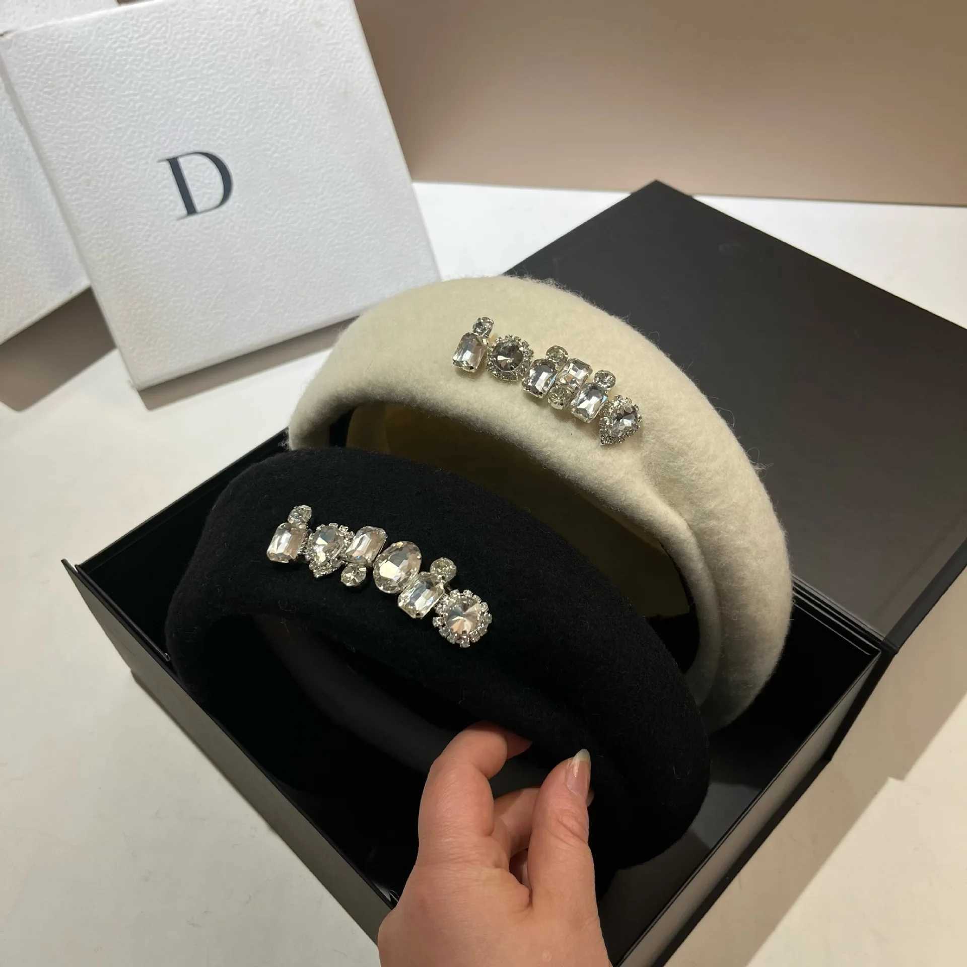 Designer Rhinestones Womens Wool Beret Hat Winter Warm Beanie Versatile Girls Berets Outdoor Lady French Artist Painter Hat J251125