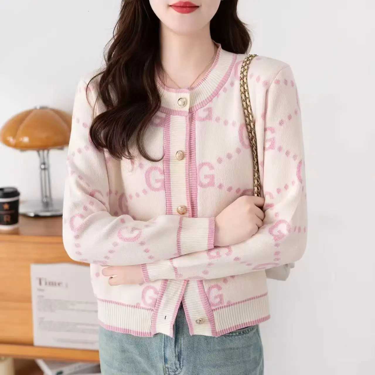 Autumn Winter Luxury Pink Top Knited Cardigan Short Sweater Soft Women Long Sleeve Letter Design Trend Womens Clothing OutwearT251125