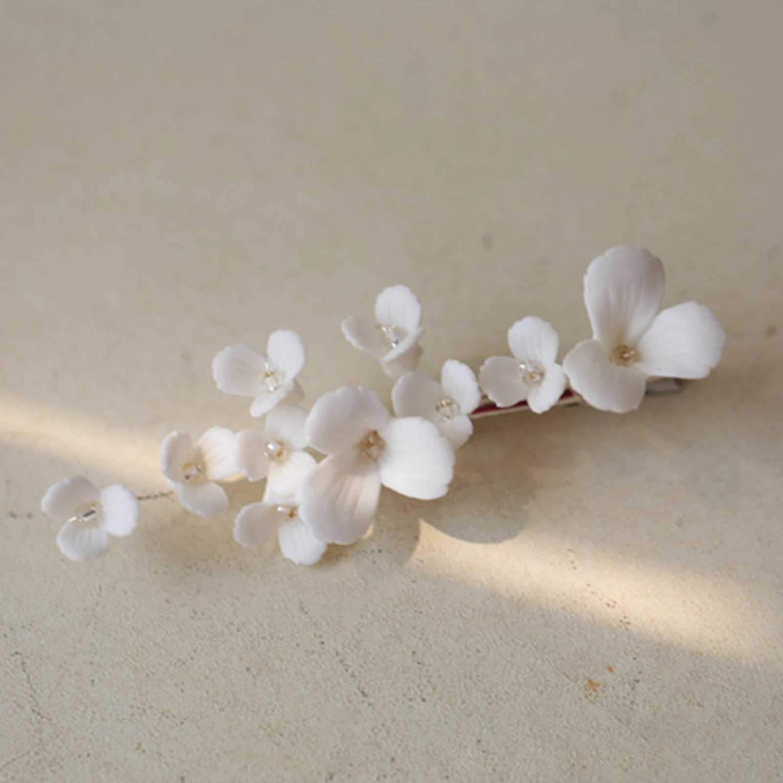 Elegant white ceramic floral hair suitable for brides wedding hair jewelry simple floral hair womens daily party hairT250425