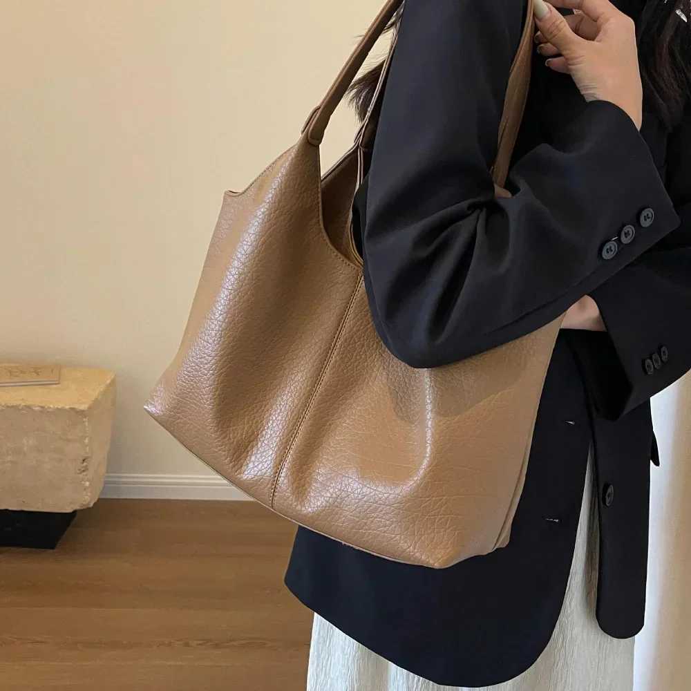 Fashion Retro Womens Leather Handbag 2025 Trend Womens Simple Large Capacity Shoulder Bag Large Solid Color Handbag Wallet W250425