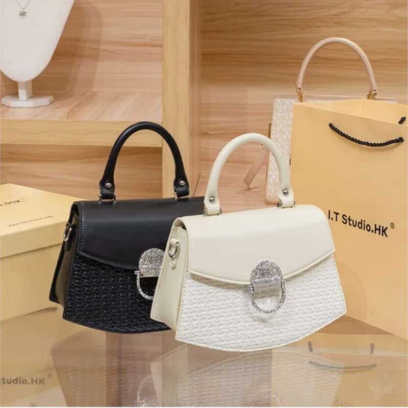 Women's 2024 New Autumn And Winter Brand Shoulder Crossbody Bag, High-End Texture, Light Designer Handbag