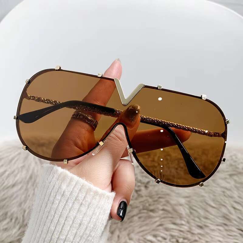 Fashion Designer Sunglasses Women Elegant Golden Frame Eyewear for Female Outdoor Activities with Solar Defense