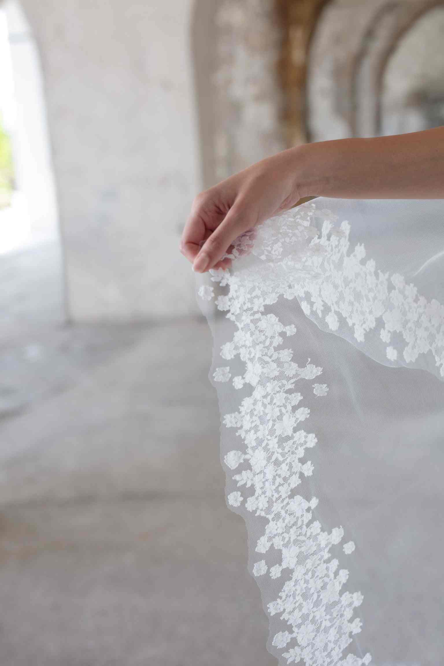 Graceful Classic 3 Meters White Ivory Wedding Veils with Appliques Long Lace Edge Bridal Head Veil with Comb For Marriage Bride Women's Accessori