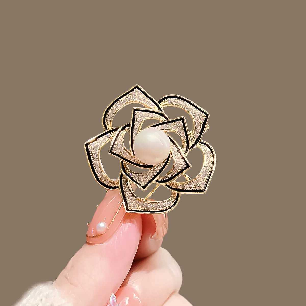 New Metal White Camellia Brooch Fashion Luxury Imitation Pearl Pin For Women Clothes Corsage Jewelry Accessories Gifts J251125