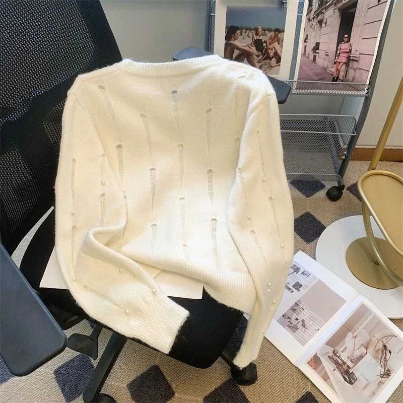 Autumn and winter new a retro style and a design sense Pearl hollow knitted sweater cardigan jacket women topT251125