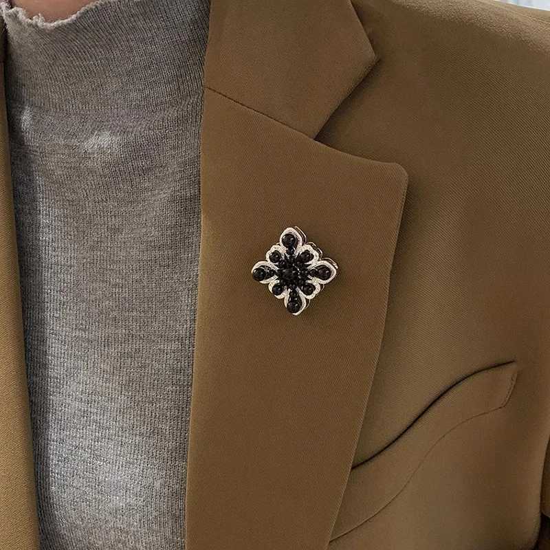 French Fashion Vintage Pearl Brooch for Womens Chest Flower Niche Design Coat Suit Pin Accessories Jewelry Trend J251125