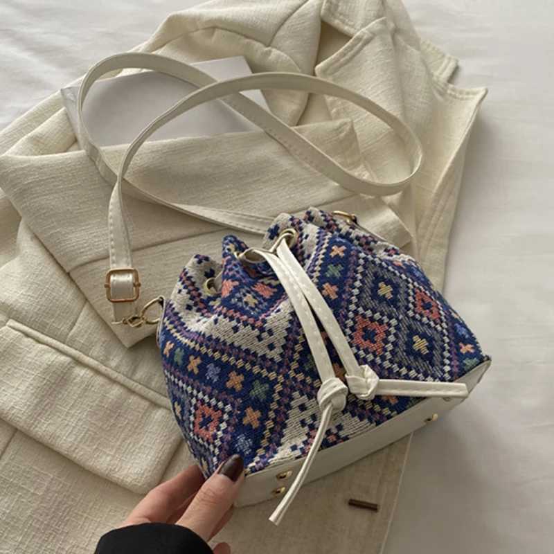 Fashionable retro new casual single shoulder ethnic style cross body suction bag W250421