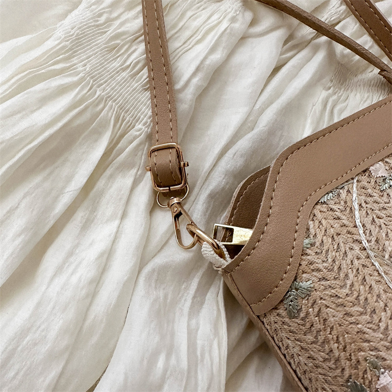 New Free Delivery Designer Shoes By 2025 This Year's Small For Women In Summer 2023 Trendy And Fashionable One Shoulder Crossbody Bag. It Is A Po