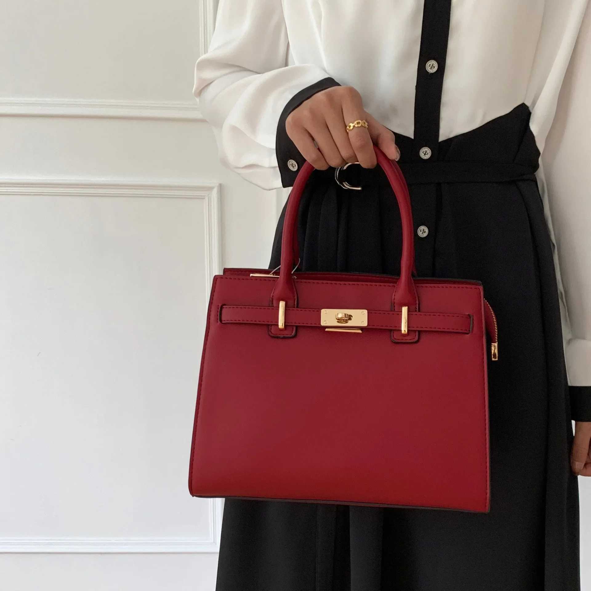 Large Capacity Crossbody Bag for Mom Midlife Handbag Wedding Celebration Red Suitable for Grandma Style and Trend W250425