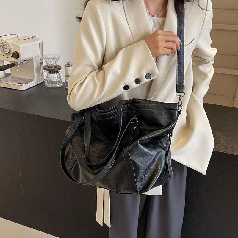 MOODS Womens Large Size Handbag Soft PU Leather Solid Color Large Capacity Shopping Bag Shoulder Cross Bag High Quality Handbag W250421