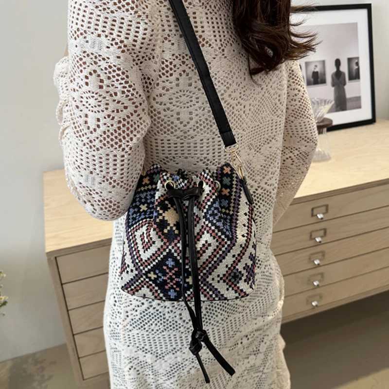 Fashionable retro new casual single shoulder ethnic style cross body suction bag W250421