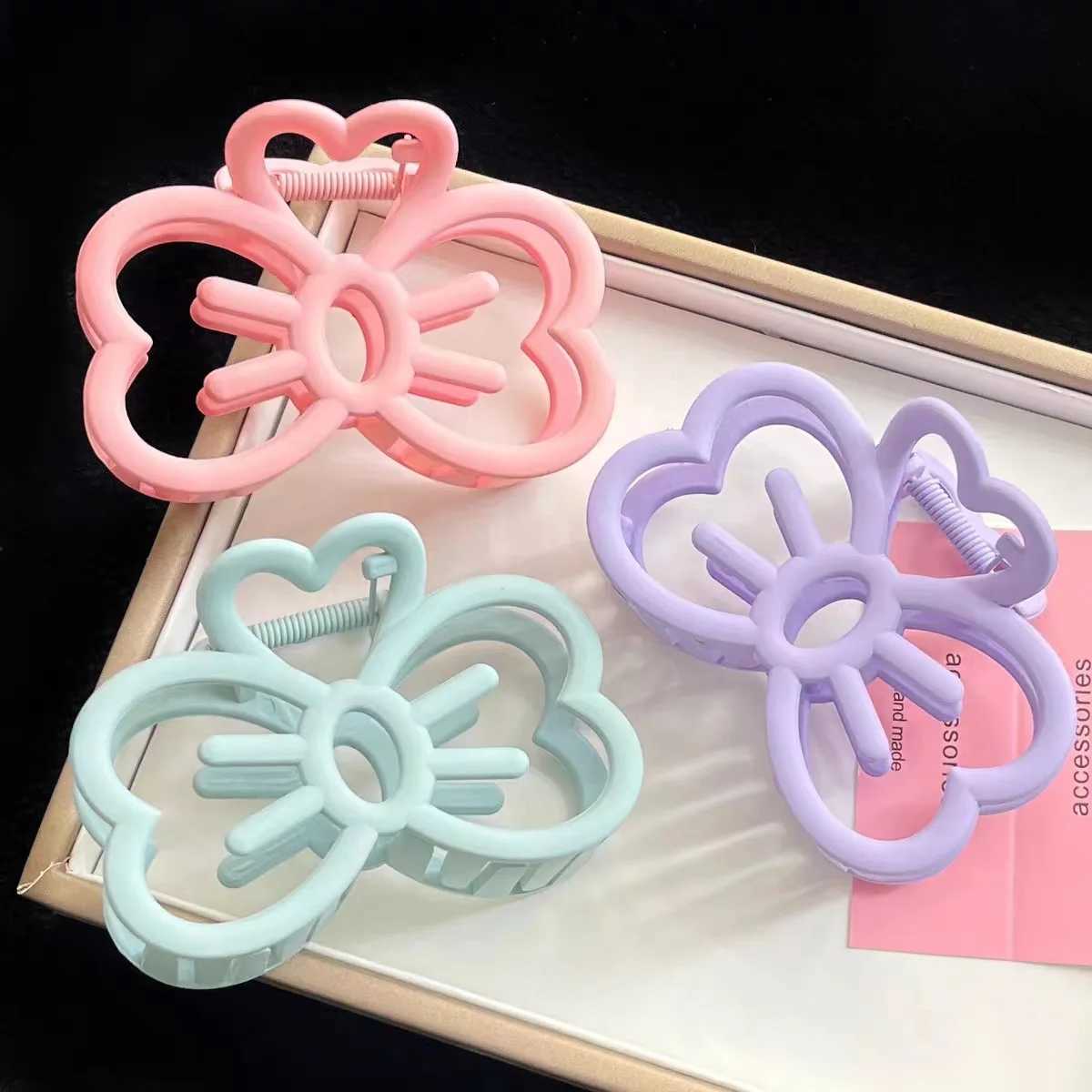 Korean Cute Bowknot Hair Clip Plastic Claw Clip Candy Color Crab Hair Clip for Girls Sweet Hair Claw Hair Accessories for Women Y250707
