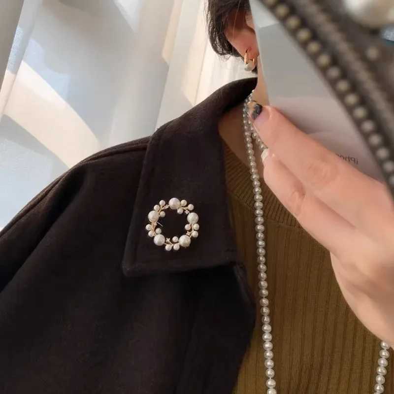 Trendy White Pearl Crystal Zircon Flower Brooch Pins For Women Girls Rhinestones Wreath Party Wedding Jewelry Gift 2024 J251125
