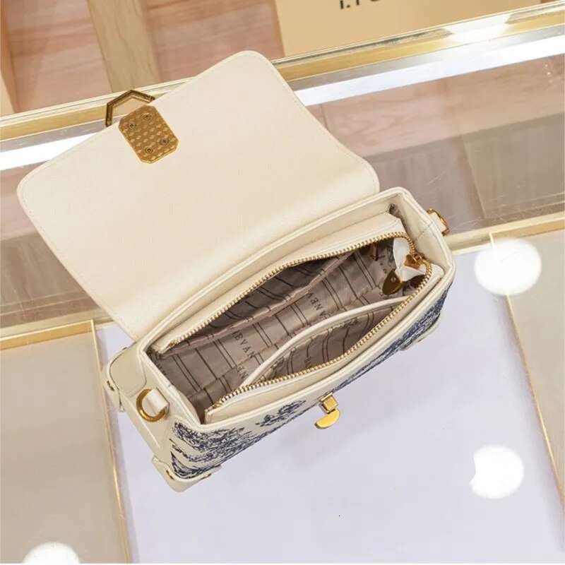 Brand Women's Handbag 2025 Autumn And Winter New High-End Designer Fashionable Single Shoulder Crossbody Small Square Bag
