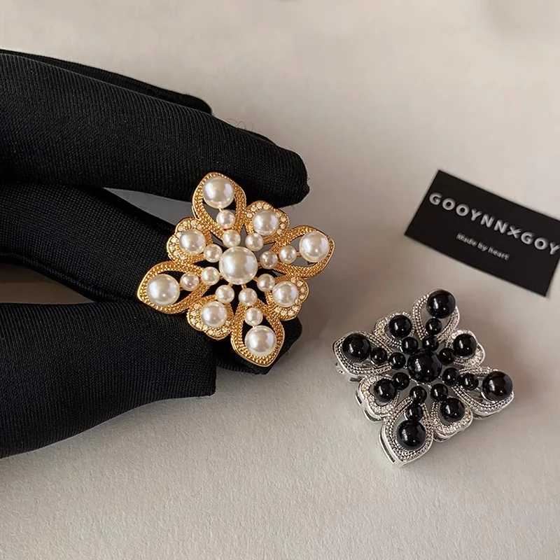 French Fashion Vintage Pearl Brooch for Womens Chest Flower Niche Design Coat Suit Pin Accessories Jewelry Trend J251125