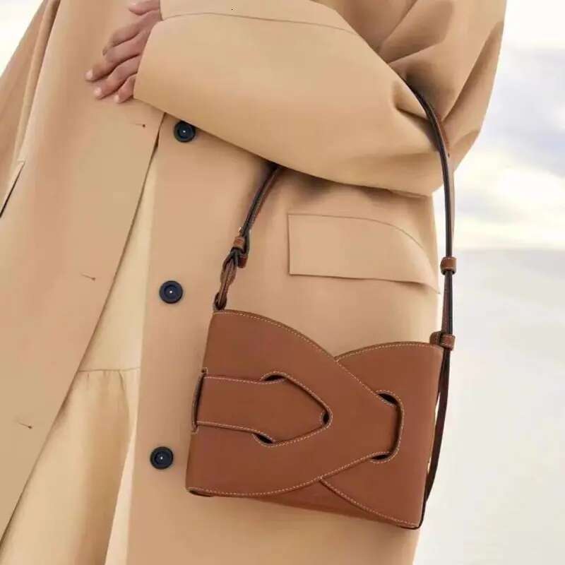 Designer Bag French Niche 2025 New High-End Light Underarm Girl Leather Messenger Handbag Simple Woven Bag Woman Crossbody Package