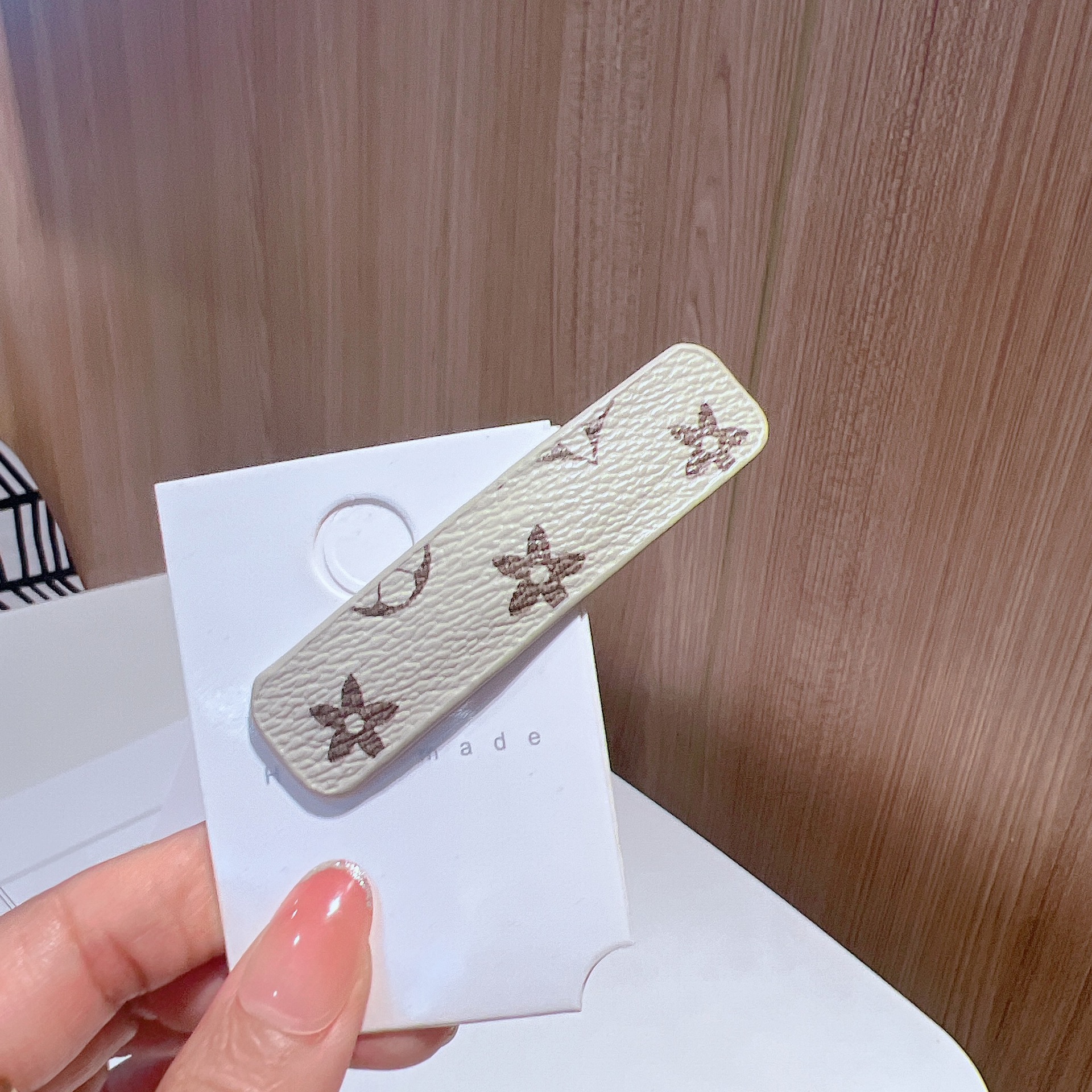 Printed Bangs French Side Seamless Luxurys designer Fashion style Rhinestone Hairpin Forehead Accessory Elegant Broken Clip Hair Ornament 2026