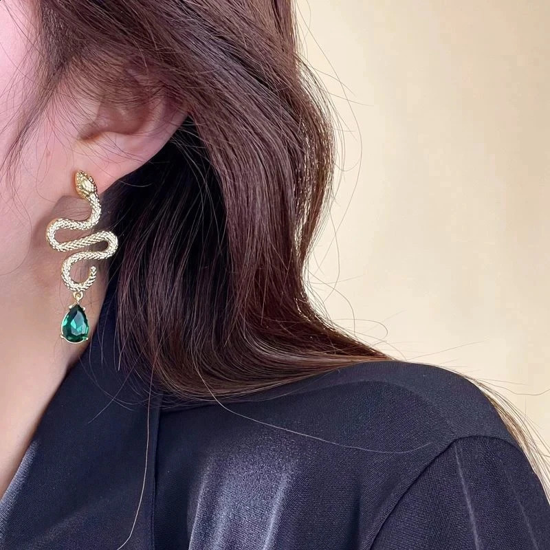 Unique Green Crystal Pendant Gold Serpentine Stud Earrings Suitable for Womens Fashion Punk Cool Girl Party Trend Jewelry 250422