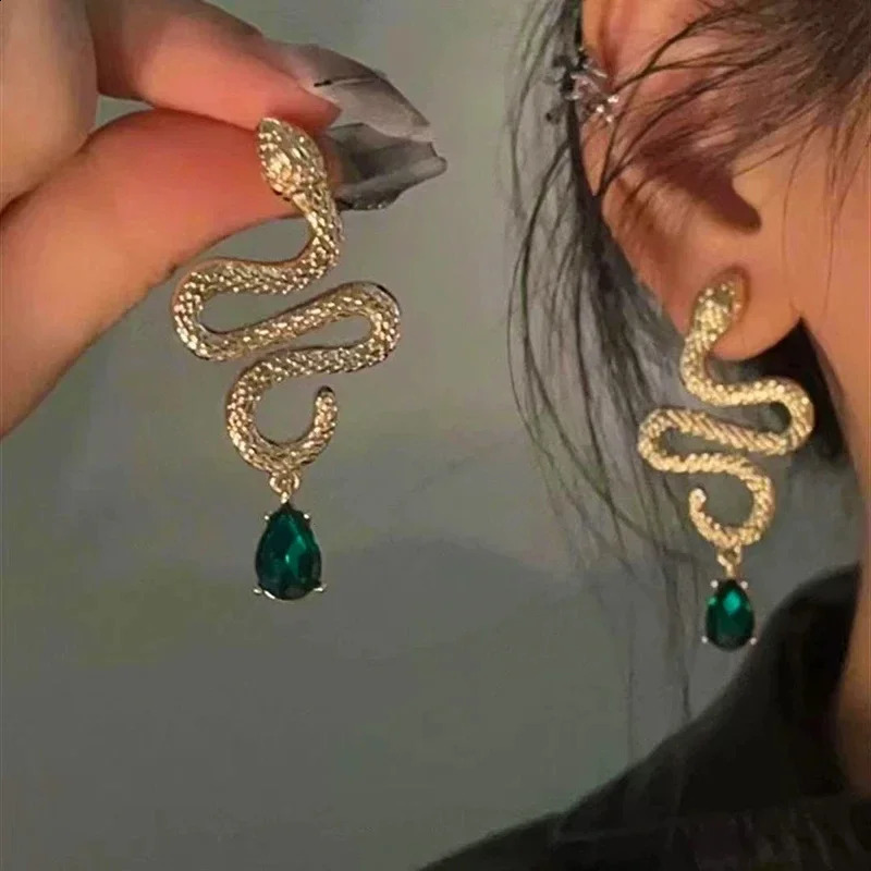 Unique Green Crystal Pendant Gold Serpentine Stud Earrings Suitable for Womens Fashion Punk Cool Girl Party Trend Jewelry 250422