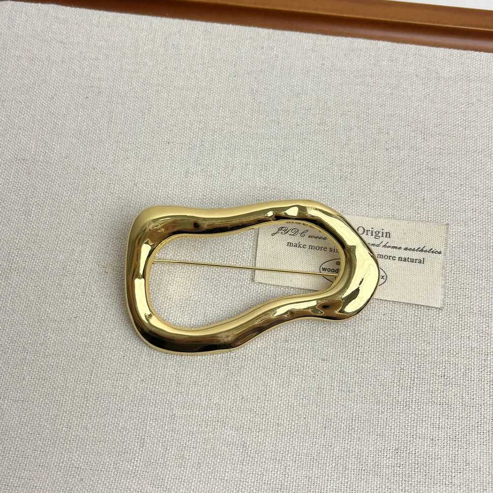 Vintage Irregular Geometric Hollow Brooches for Women Exquisite Suit Pins Fashion Accessories Party Jewelry Gifts J251125