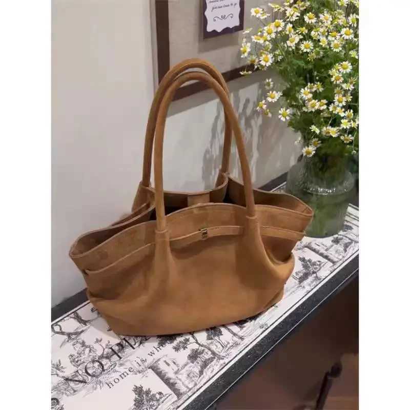 Autumn/Winter Large Capacity Retro Velvet Shoulder Bag High End Felt Bottom Bag Used for Work and Business Small Handbags W250425