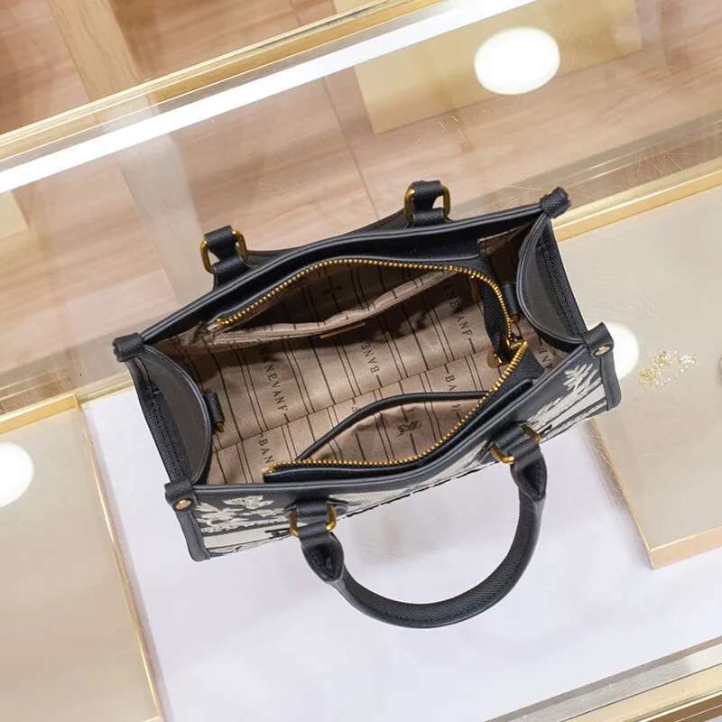 Brand Designer Women's Handbag For Autumn And Winter 2025, New High-End Single Shoulder Crossbody Bag With Large Capacity