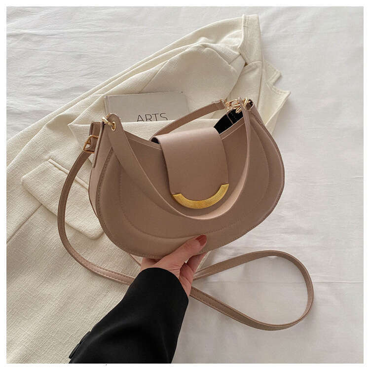 Fashionable versatile fresh round high-quality this year's trend is solid color bags niche designs diagonal shoulder bags